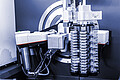 xrdynamic autosampler 带有垂直进样盘，放置用于自动 x 射线衍射的样品。